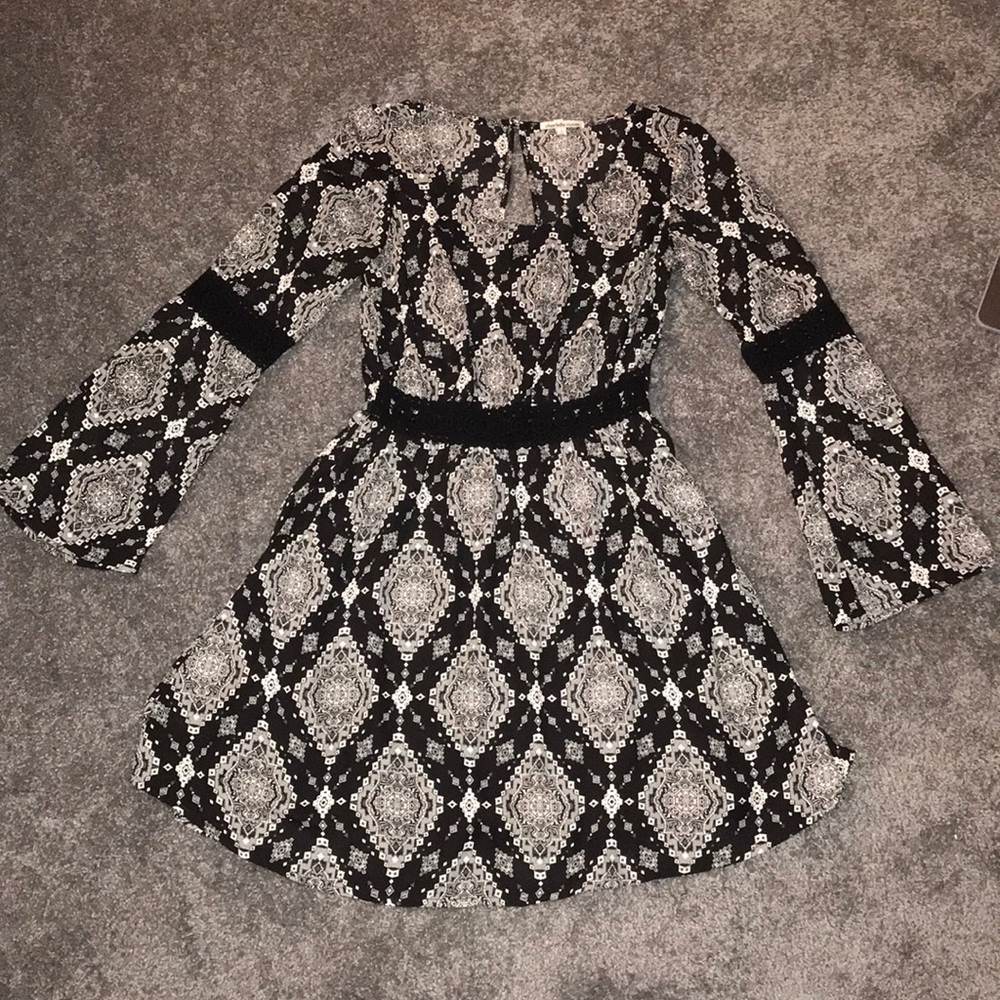 Black and White Bell Bottom Sleeve Dress